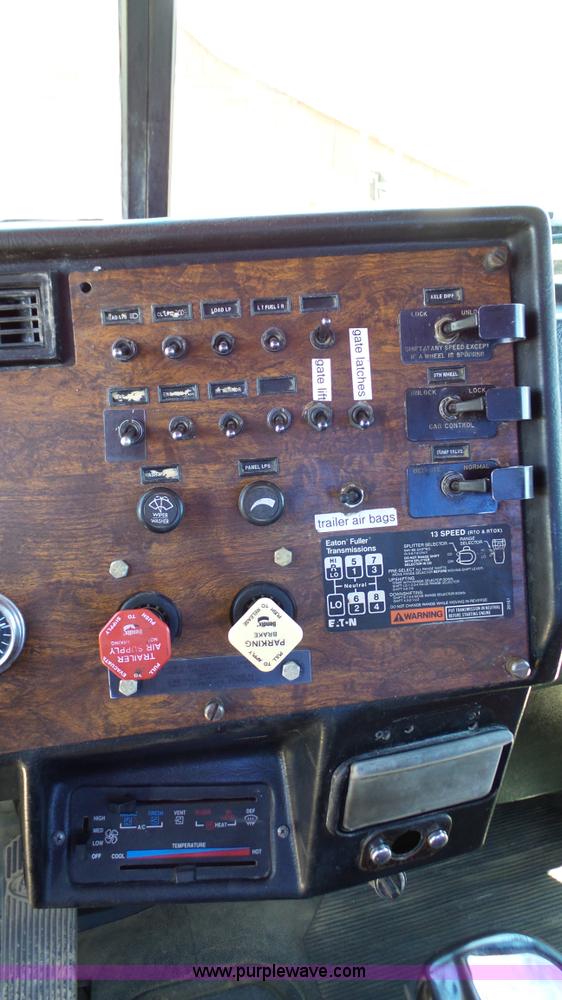 image for item L4812 1993 Peterbilt 379 semi truck