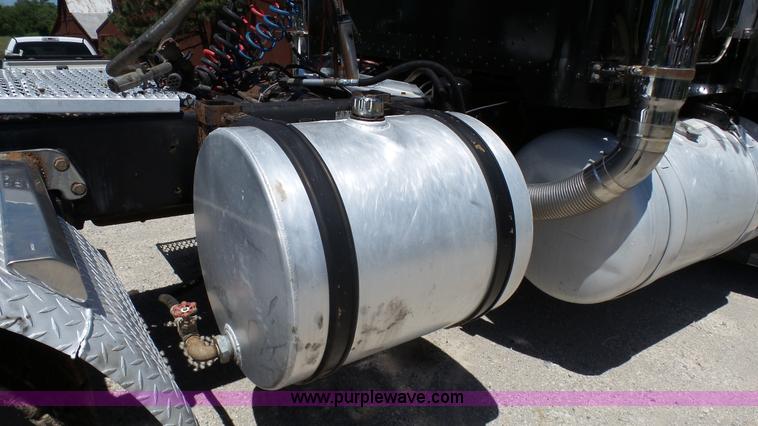 image for item L4812 1993 Peterbilt 379 semi truck