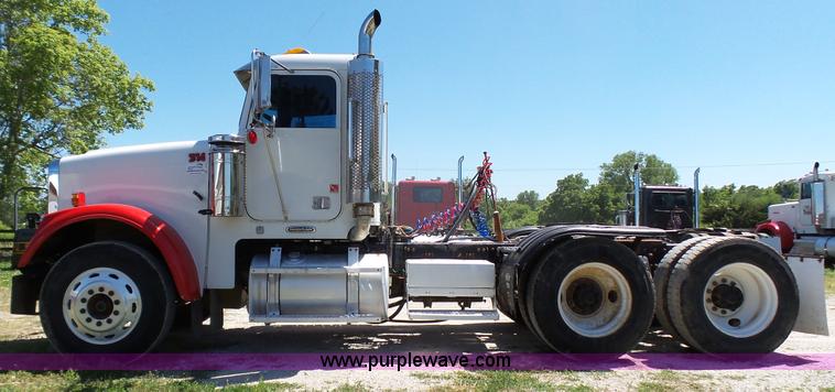 image for item L4813 1998 Freightliner FLD120SD semi truck