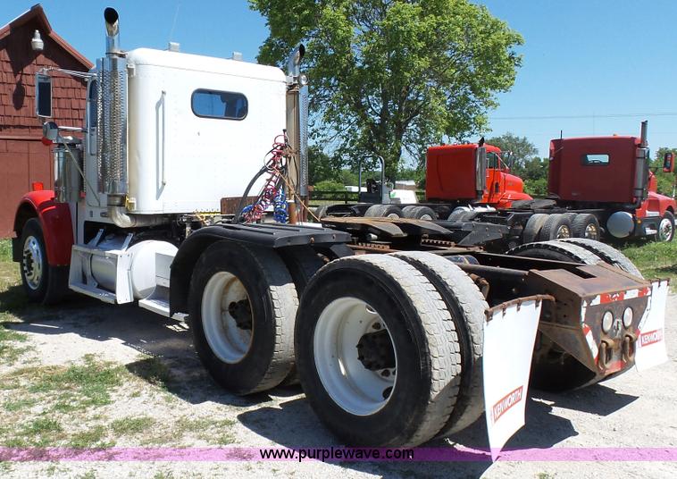 image for item L4813 1998 Freightliner FLD120SD semi truck