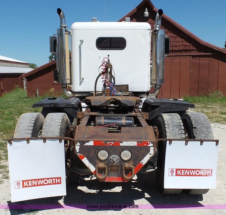 image for item L4813 1998 Freightliner FLD120SD semi truck