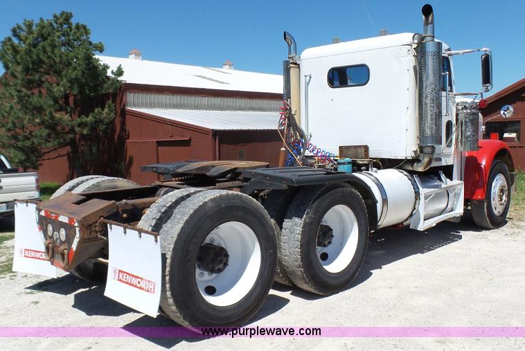 image for item L4813 1998 Freightliner FLD120SD semi truck