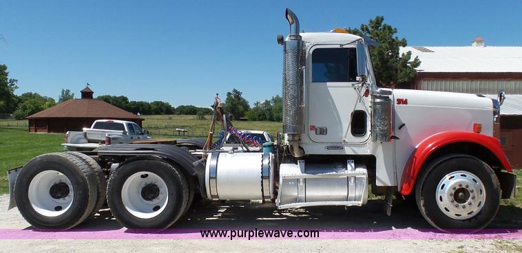 image for item L4813 1998 Freightliner FLD120SD semi truck