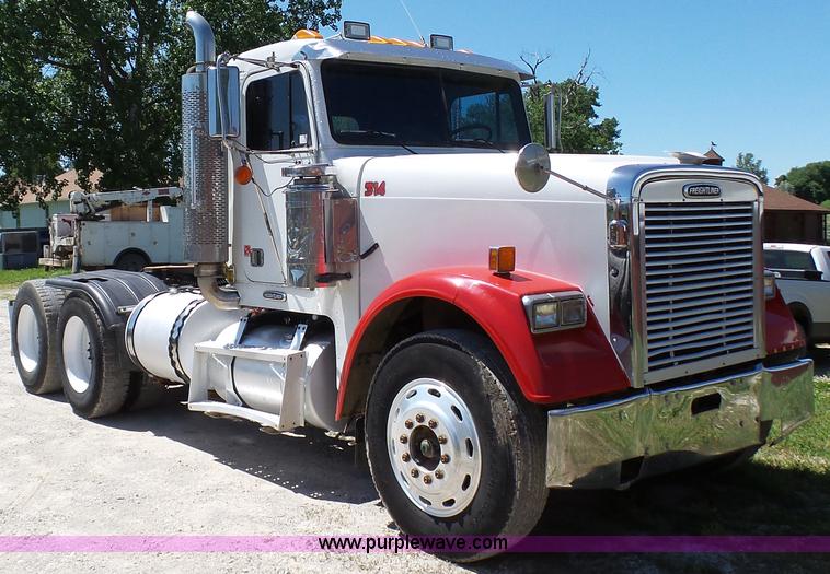 image for item L4813 1998 Freightliner FLD120SD semi truck