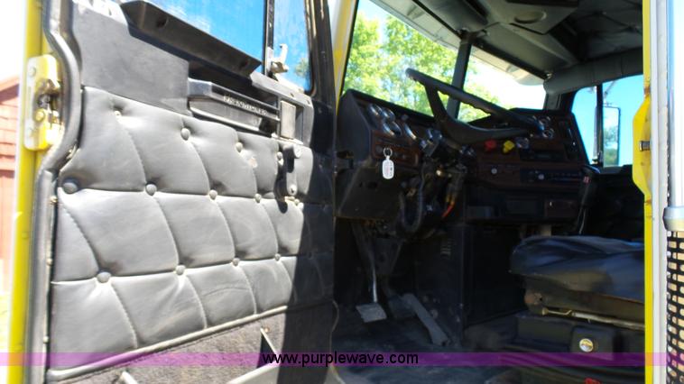 image for item L4813 1998 Freightliner FLD120SD semi truck