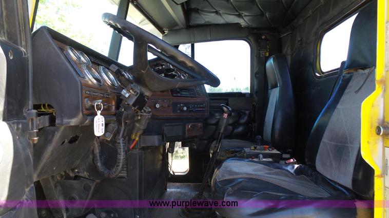 image for item L4813 1998 Freightliner FLD120SD semi truck