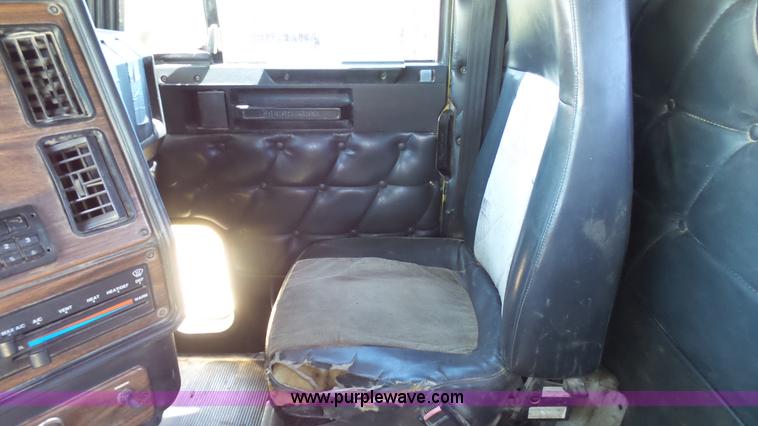 image for item L4813 1998 Freightliner FLD120SD semi truck