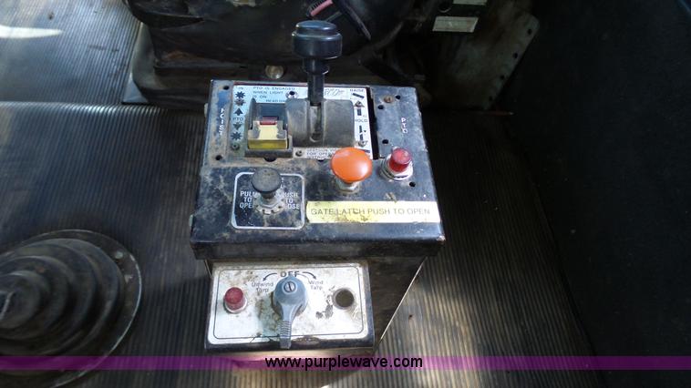 image for item L4813 1998 Freightliner FLD120SD semi truck