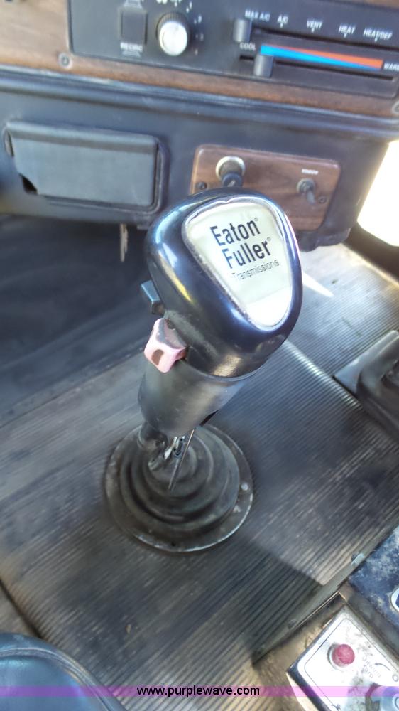 image for item L4813 1998 Freightliner FLD120SD semi truck