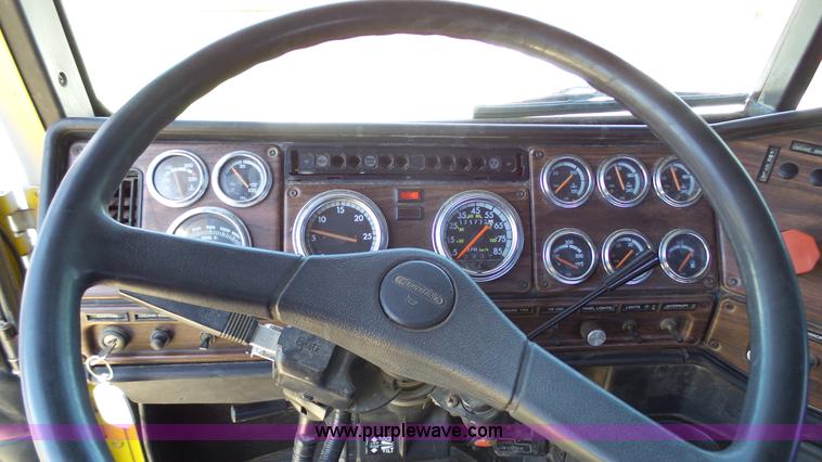 image for item L4813 1998 Freightliner FLD120SD semi truck