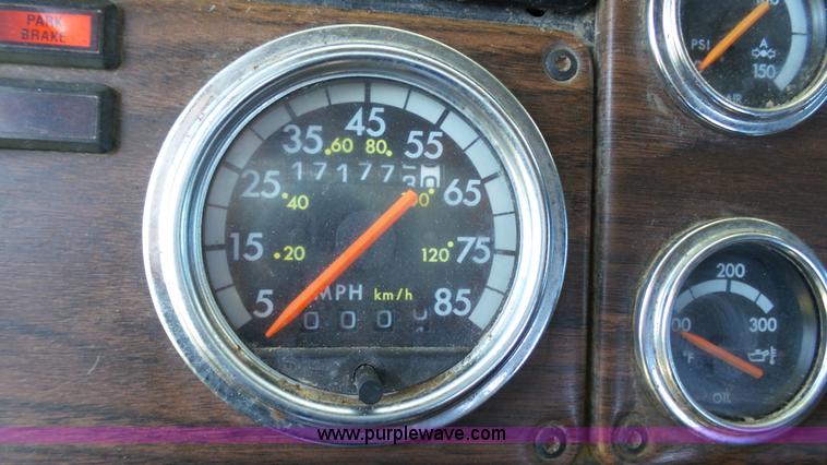 image for item L4813 1998 Freightliner FLD120SD semi truck