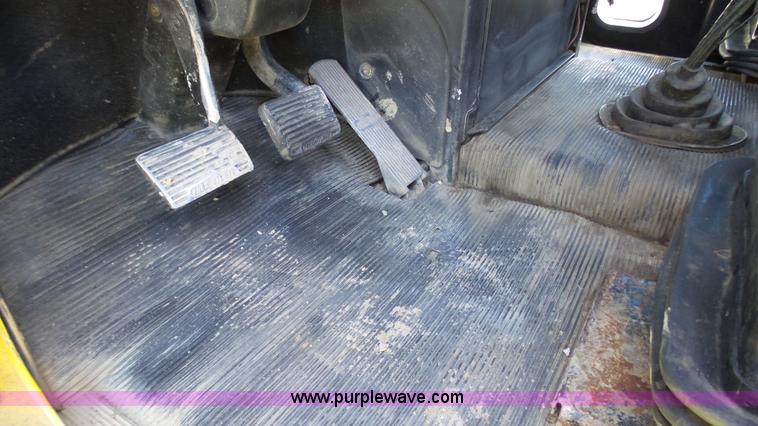 image for item L4813 1998 Freightliner FLD120SD semi truck