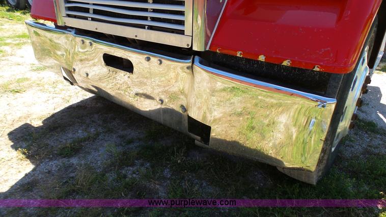 image for item L4813 1998 Freightliner FLD120SD semi truck