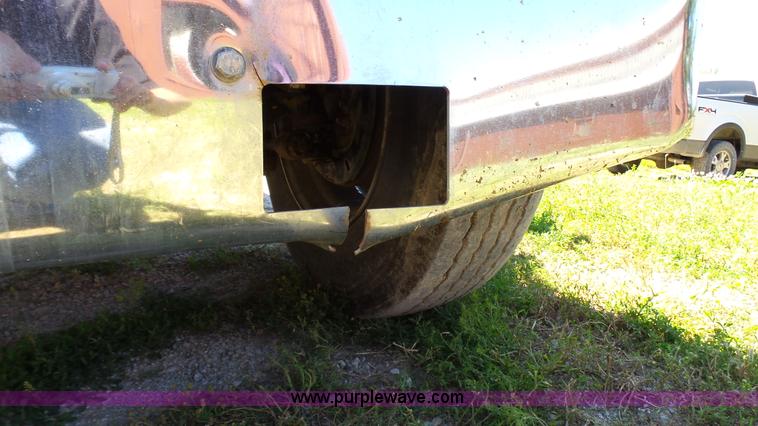 image for item L4813 1998 Freightliner FLD120SD semi truck