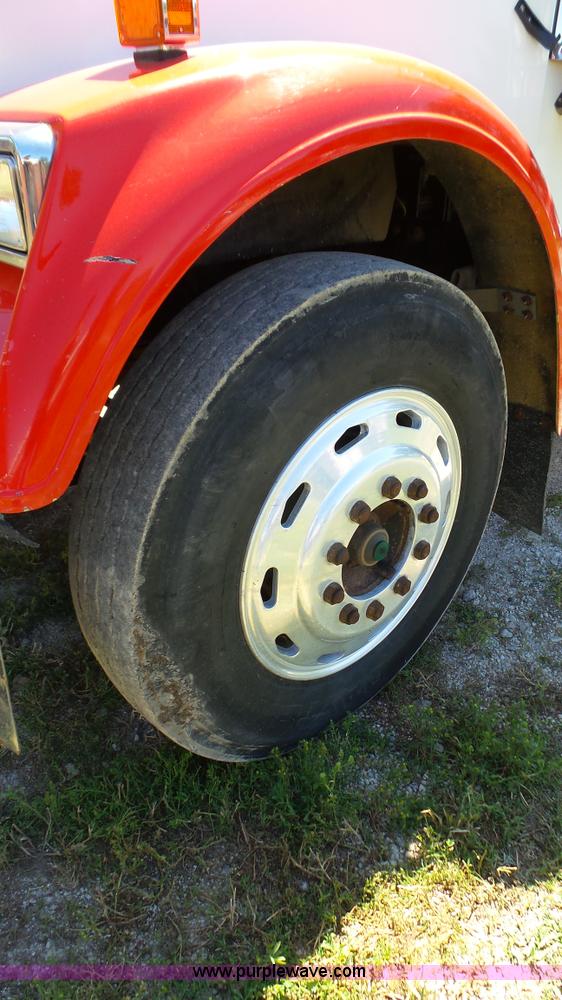 image for item L4813 1998 Freightliner FLD120SD semi truck