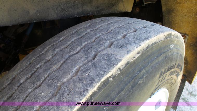 image for item L4813 1998 Freightliner FLD120SD semi truck