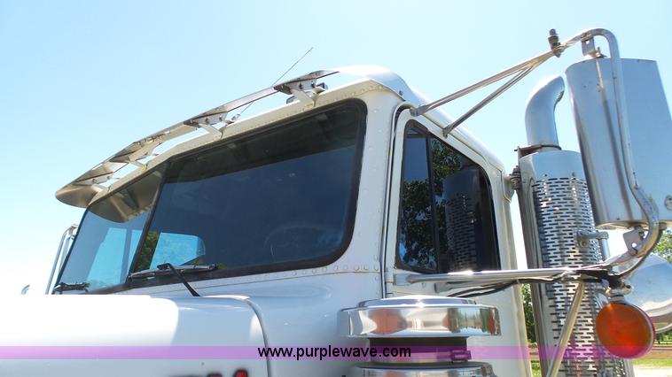 image for item L4813 1998 Freightliner FLD120SD semi truck