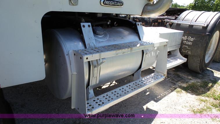 image for item L4813 1998 Freightliner FLD120SD semi truck