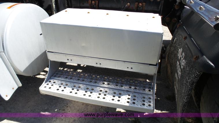 image for item L4813 1998 Freightliner FLD120SD semi truck