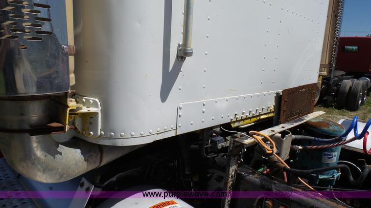 image for item L4813 1998 Freightliner FLD120SD semi truck