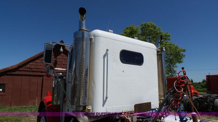 image for item L4813 1998 Freightliner FLD120SD semi truck