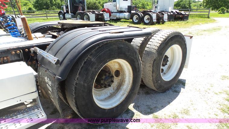 image for item L4813 1998 Freightliner FLD120SD semi truck