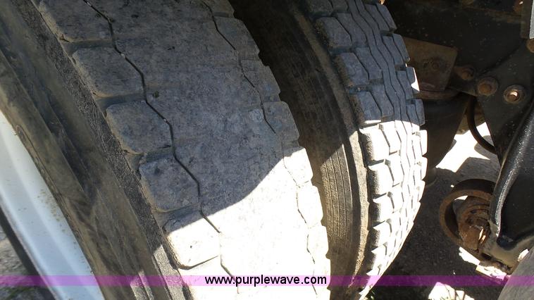 image for item L4813 1998 Freightliner FLD120SD semi truck