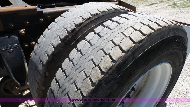 image for item L4813 1998 Freightliner FLD120SD semi truck