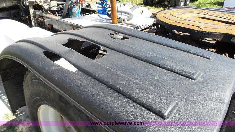 image for item L4813 1998 Freightliner FLD120SD semi truck