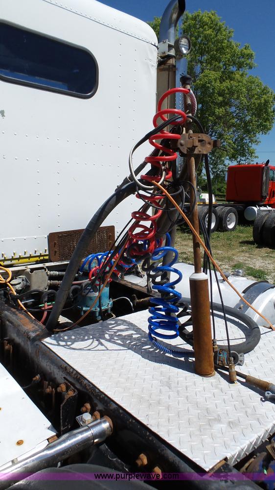 image for item L4813 1998 Freightliner FLD120SD semi truck