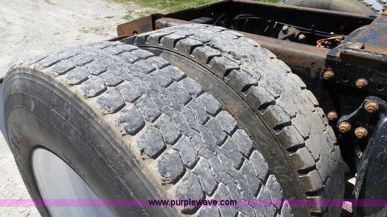 image for item L4813 1998 Freightliner FLD120SD semi truck