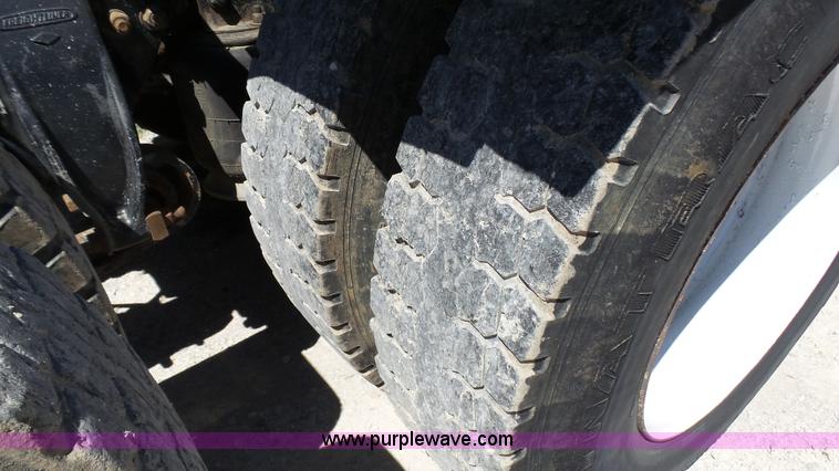 image for item L4813 1998 Freightliner FLD120SD semi truck