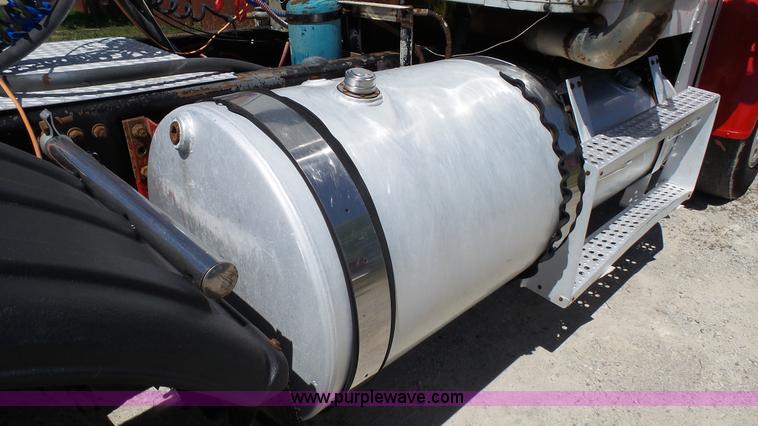 image for item L4813 1998 Freightliner FLD120SD semi truck