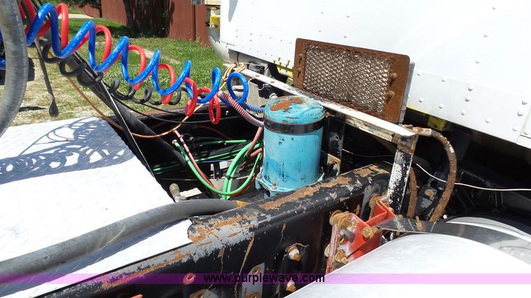 image for item L4813 1998 Freightliner FLD120SD semi truck