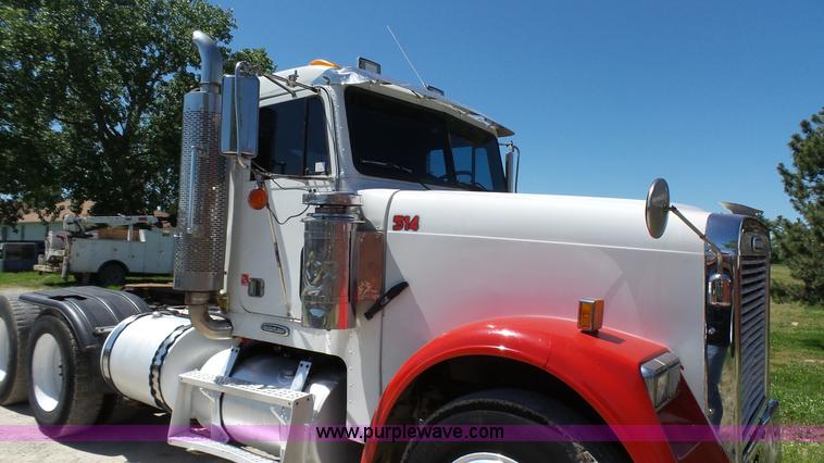 image for item L4813 1998 Freightliner FLD120SD semi truck