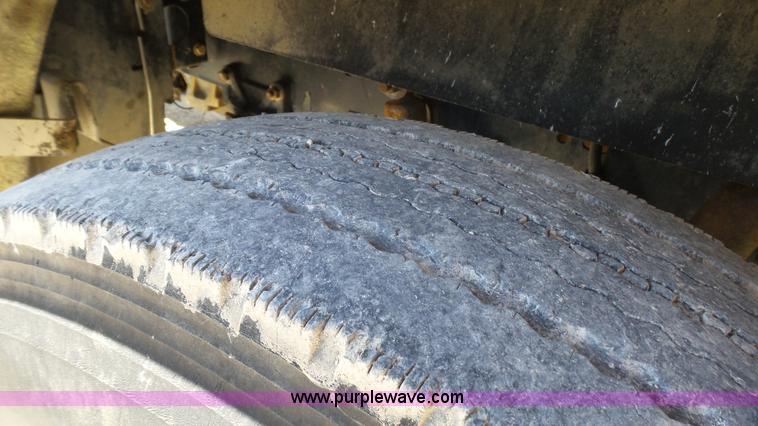 image for item L4813 1998 Freightliner FLD120SD semi truck