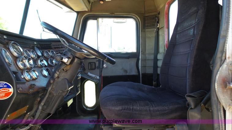 image for item L4814 1990 Peterbilt 379 semi truck