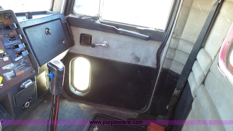 image for item L4814 1990 Peterbilt 379 semi truck