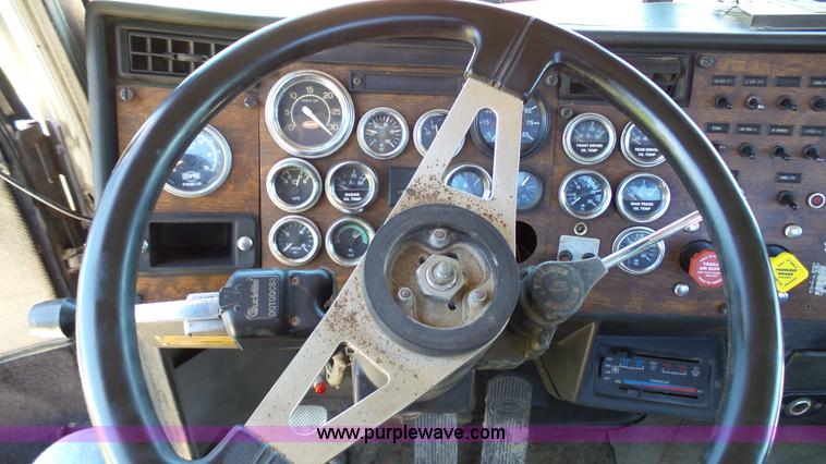 image for item L4814 1990 Peterbilt 379 semi truck