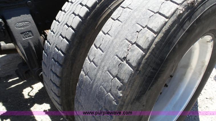 image for item L4814 1990 Peterbilt 379 semi truck