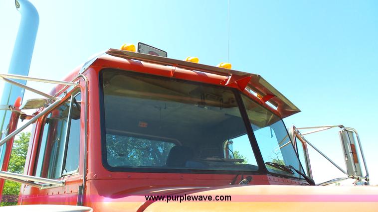 image for item L4814 1990 Peterbilt 379 semi truck