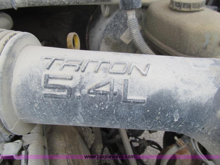 image for item L5676 2004 Ford F250 Super Duty XL pickup truck