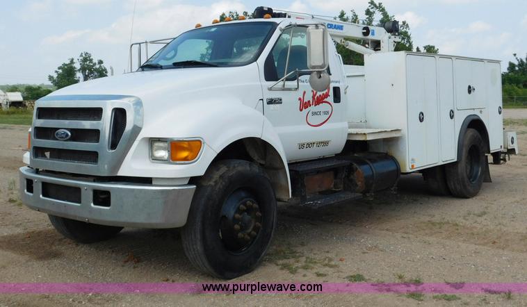 image for item L5855 2005 Ford F750 Super Duty service truck with crane