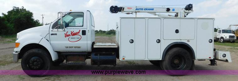 image for item L5855 2005 Ford F750 Super Duty service truck with crane