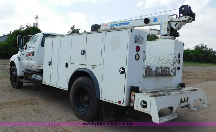 image for item L5855 2005 Ford F750 Super Duty service truck with crane