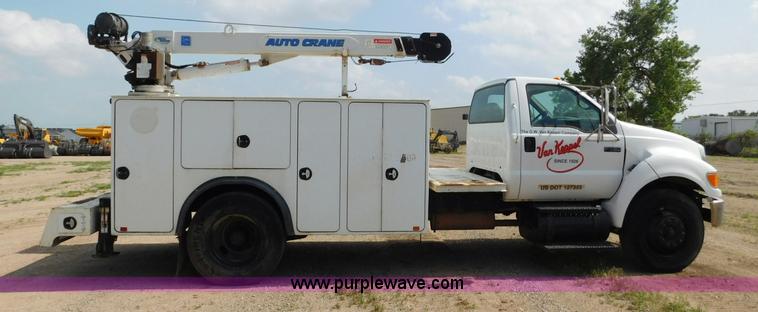 image for item L5855 2005 Ford F750 Super Duty service truck with crane