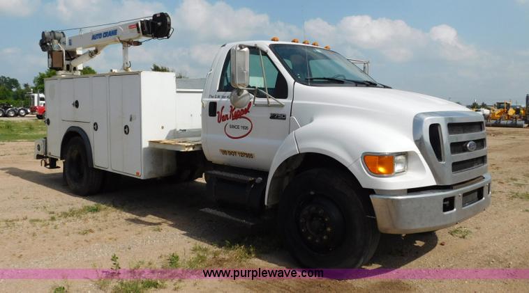 image for item L5855 2005 Ford F750 Super Duty service truck with crane