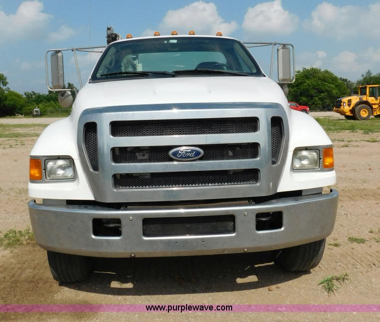 image for item L5855 2005 Ford F750 Super Duty service truck with crane