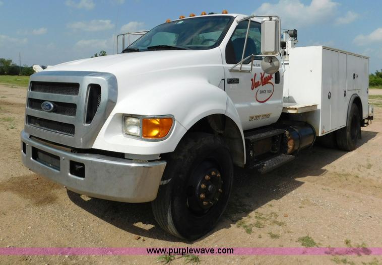 image for item L5855 2005 Ford F750 Super Duty service truck with crane