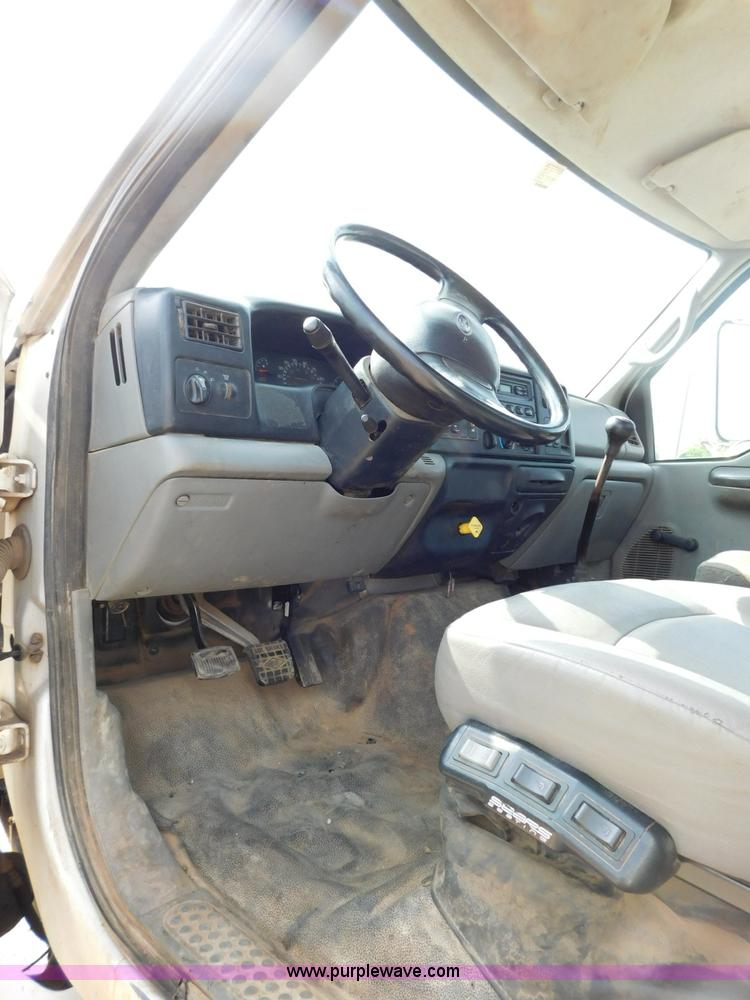 image for item L5855 2005 Ford F750 Super Duty service truck with crane